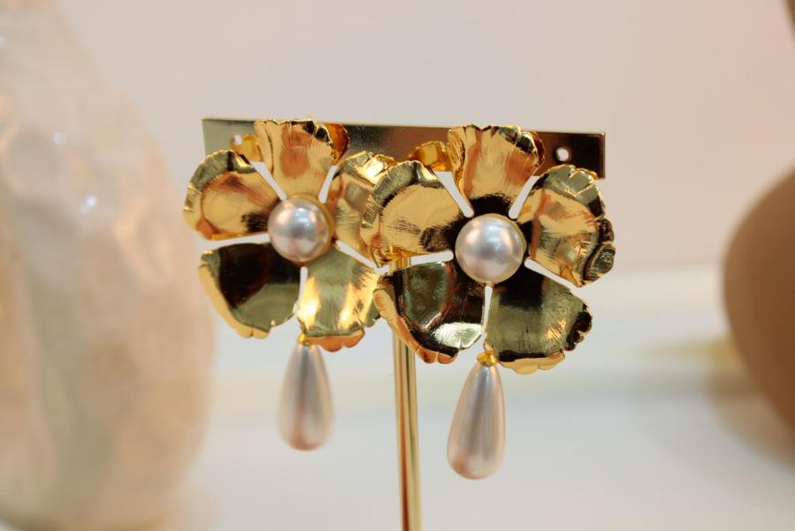 Arete De Flor Grande Con Perla Blanca
