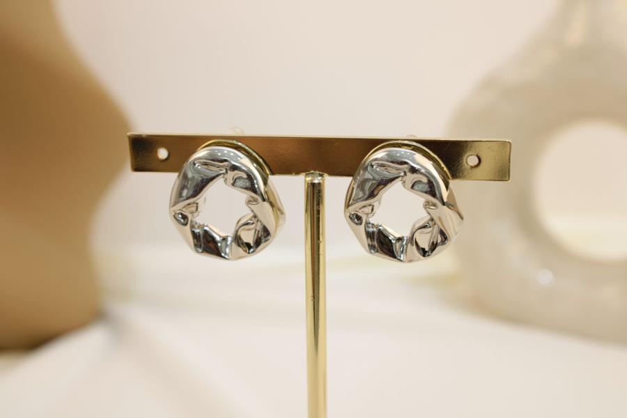 Arete circular con relieve