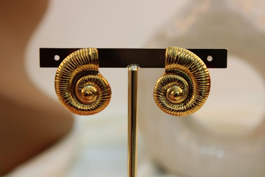 Arete acero caracol con relieve