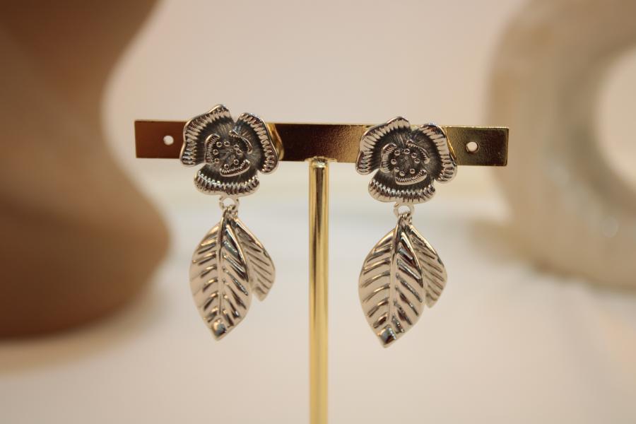 Arete rosa con hojas