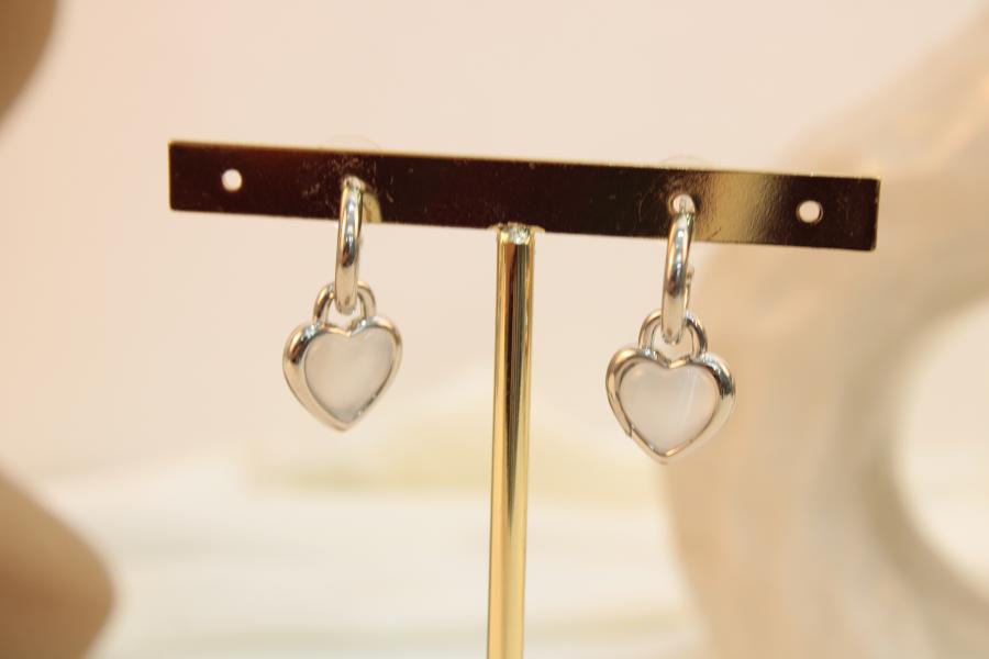 Arete colgante corazon en acrilico