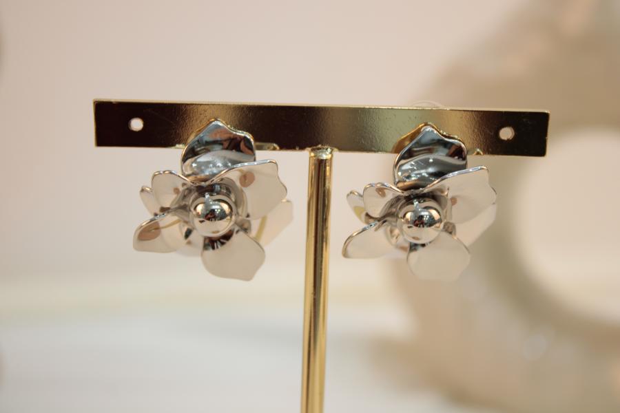 Arete flor mediano con 8 petalos