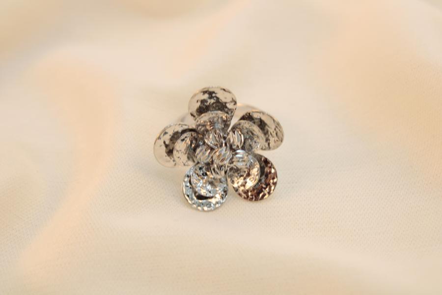Anillo De Flor Con Relieve