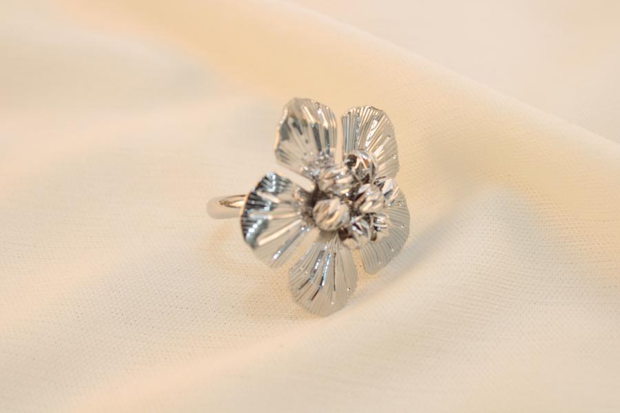 Anillo De Flor Con Perlas En El Centro