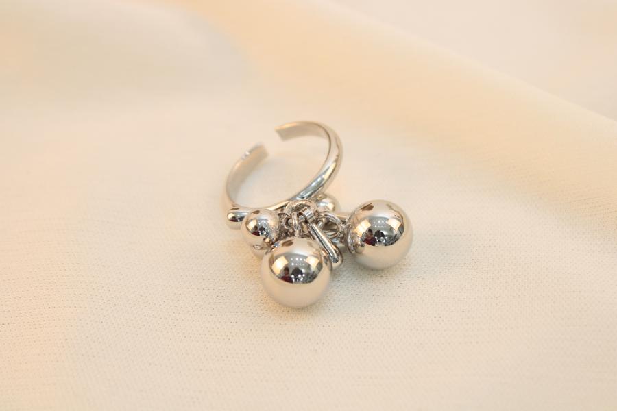 Anillo Chunky Con Cinco Perlas Doradas