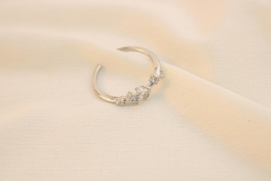 Anillo De Hojas Con Zirconia