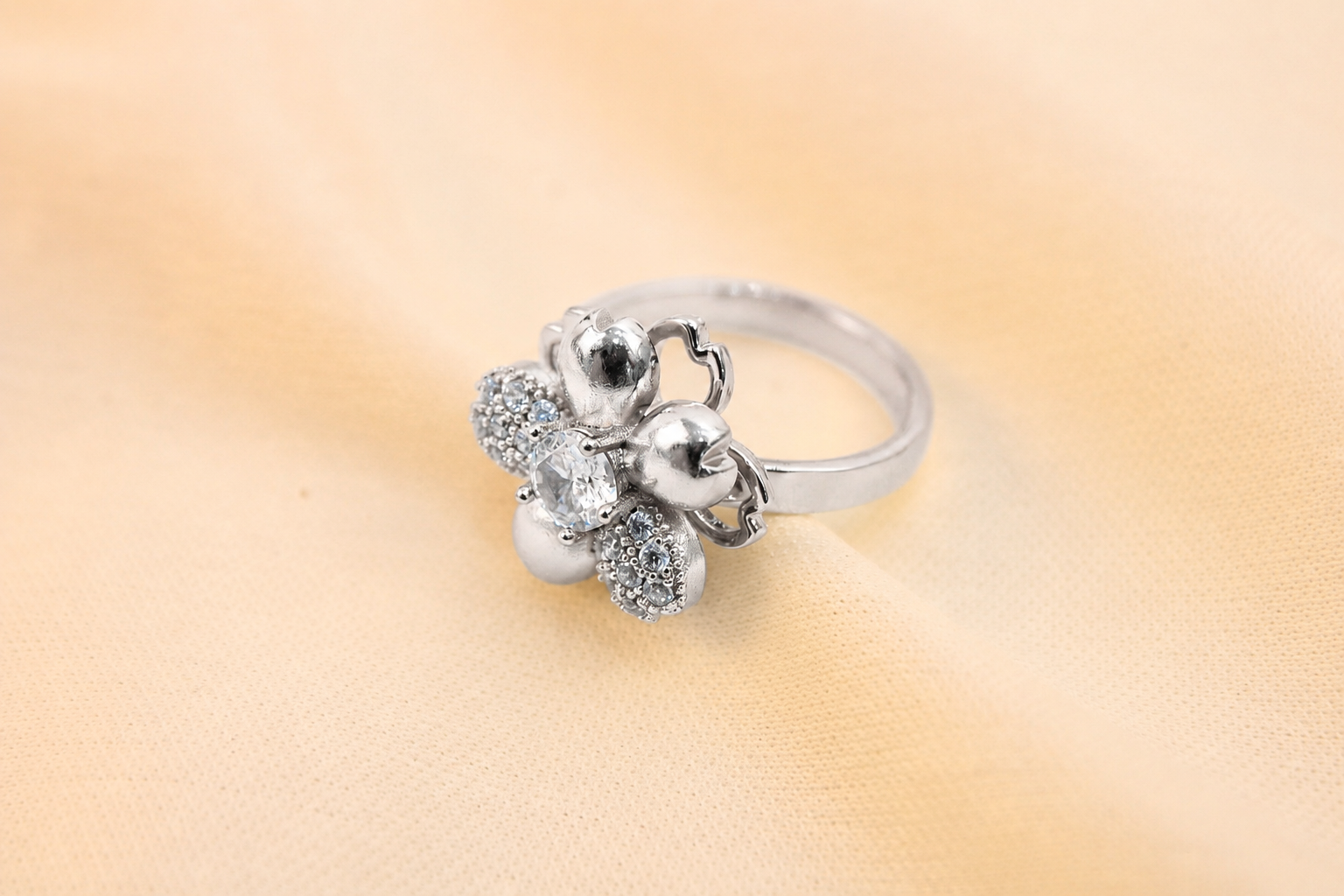 Anillo Antiestrés Flor Con Zirconias