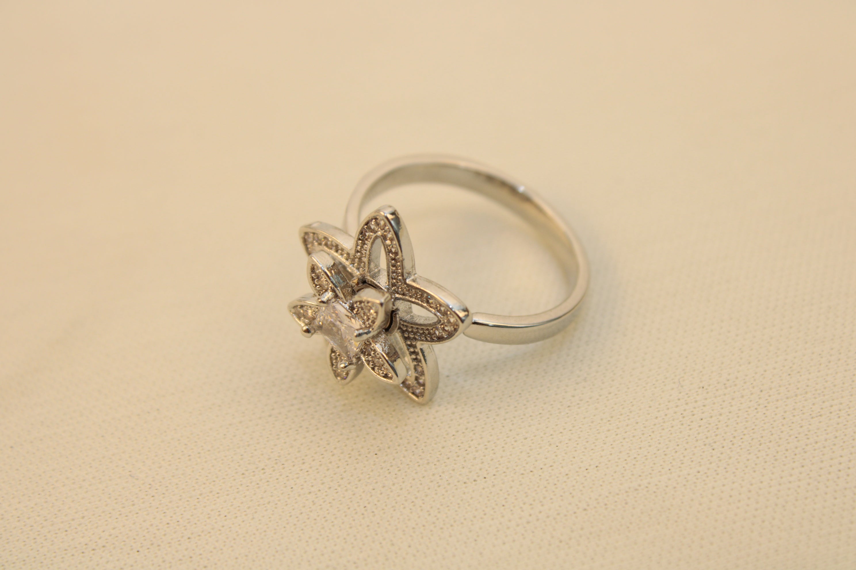 Anillo Antiestrés Flor Brillante Con Estrella