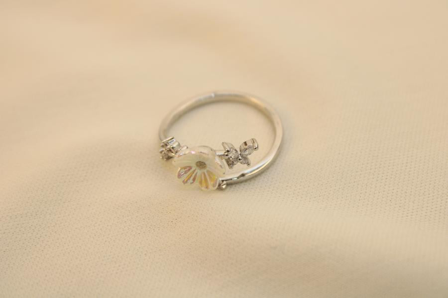 Anillo De Flor Blanca Cruzada