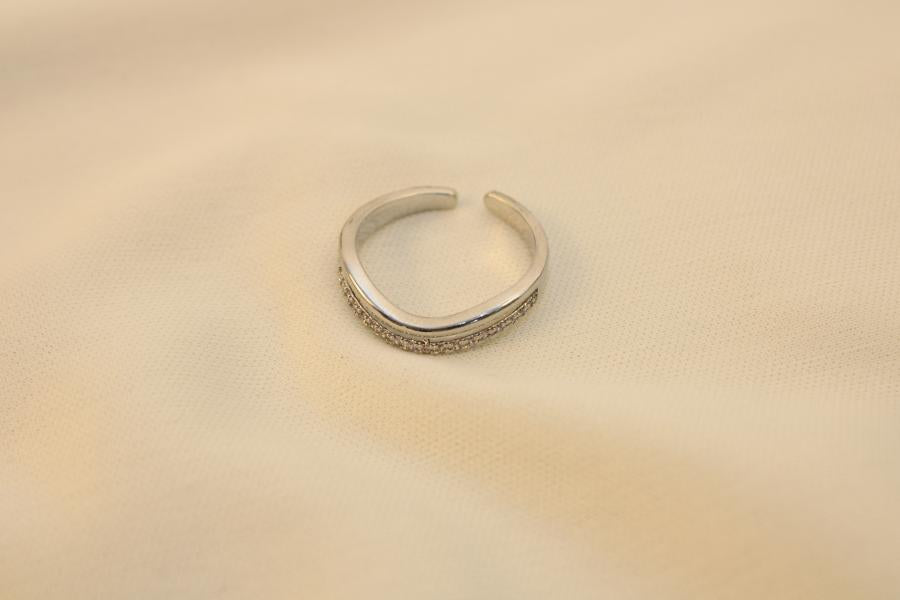 Anillo Liso Con Zirconias