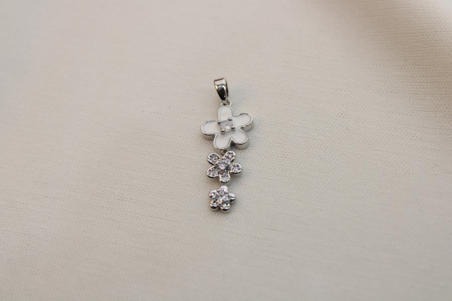 Charm / Dije De Flor Trio Blanco