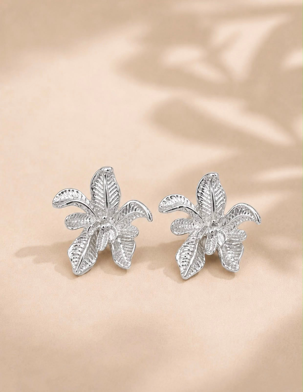 Arete De Flor Texturizado Pequeño