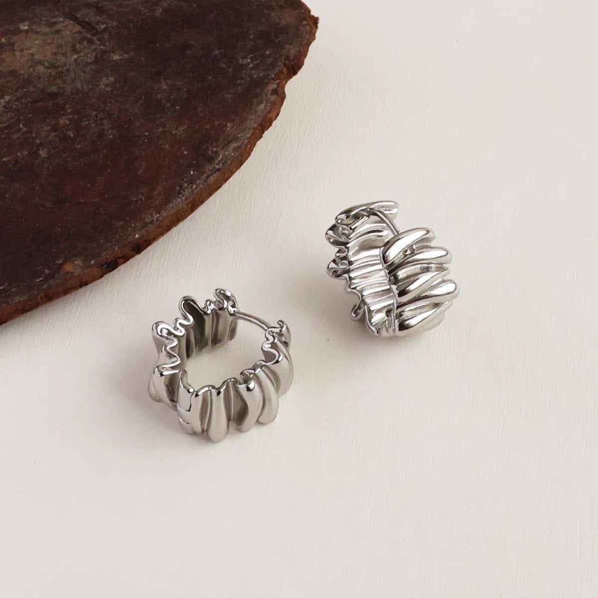 Arete argolla con relieve