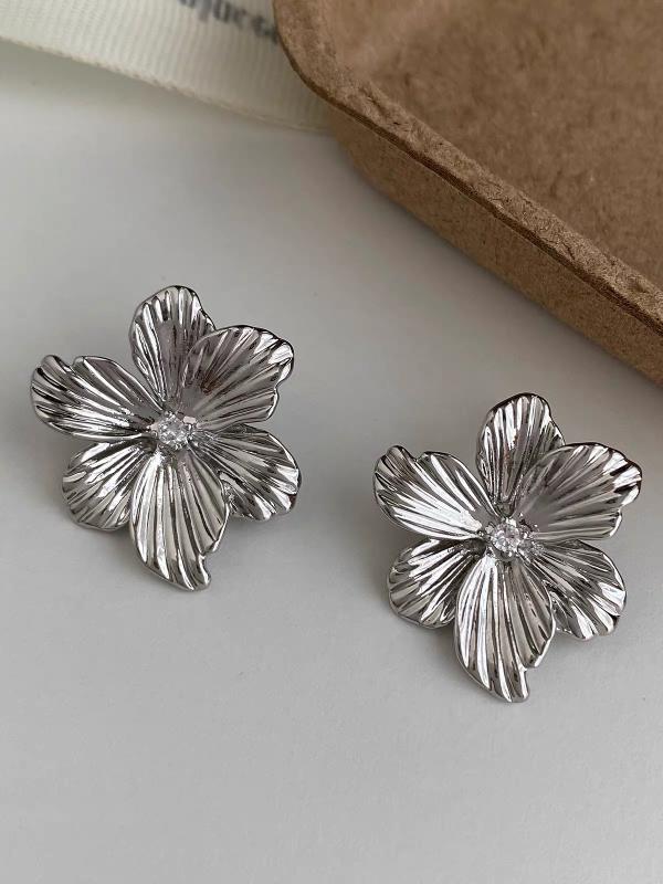 Arete De Flor Con Zirconia En El Centro