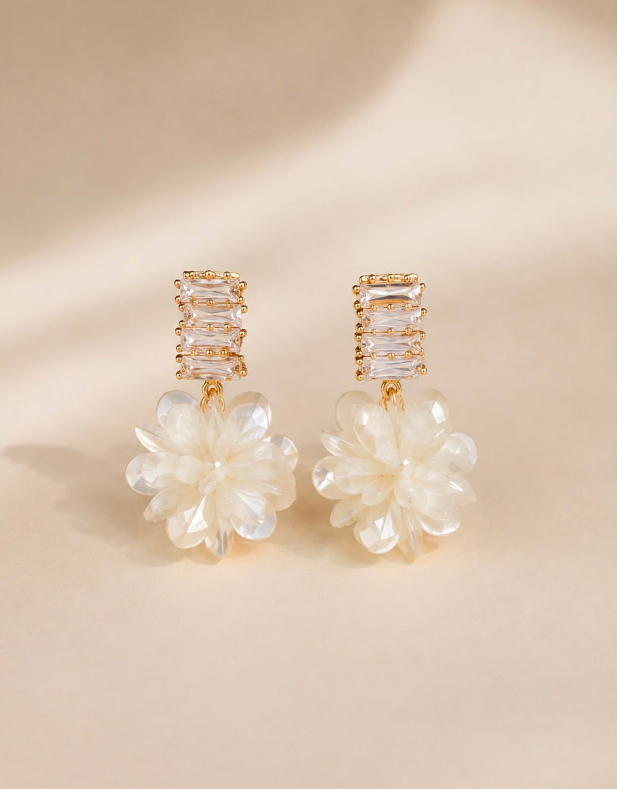 Arete De Zirconia Con Flor Blanca