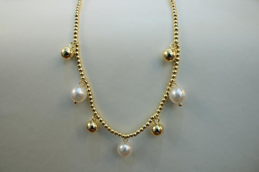 Cadena perlas doradas y blancas