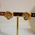 Arete De Flor Pequeña Con Zirconia
