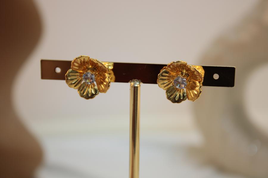 Arete De Flor Pequeña Con Zirconia