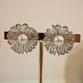Arete De Flor Con Perla Blanca