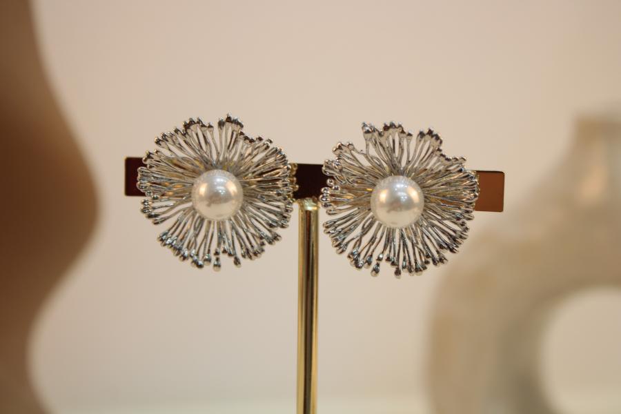 Arete De Flor Con Perla Blanca