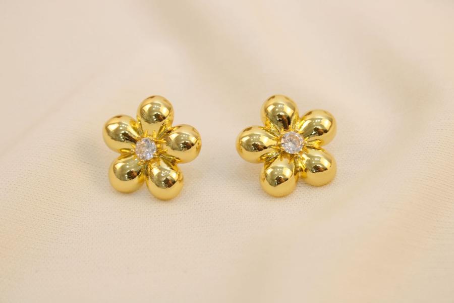 Arete De Flor Con Cinco Petalos Y Zirconia