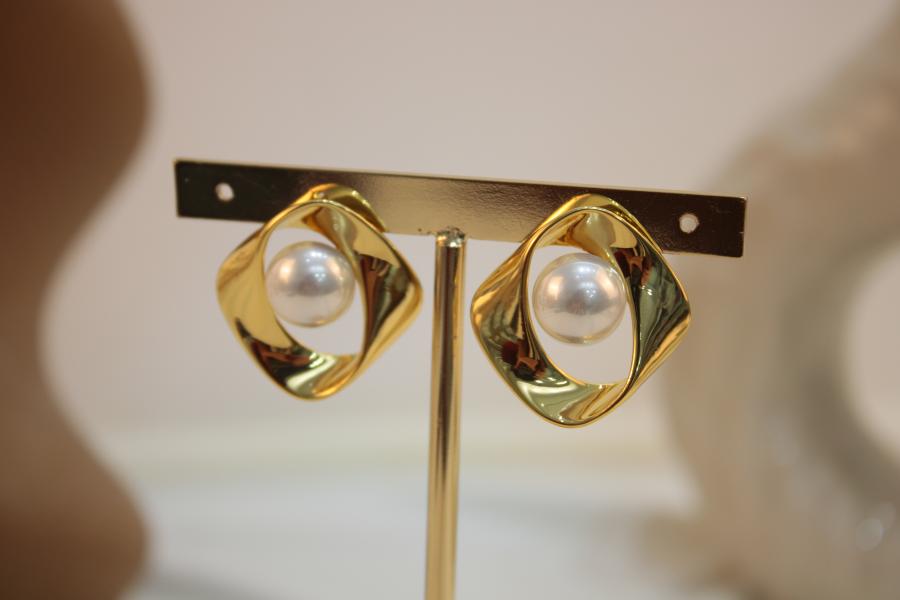 Arete Chunky Dorado Con Perla Blanca