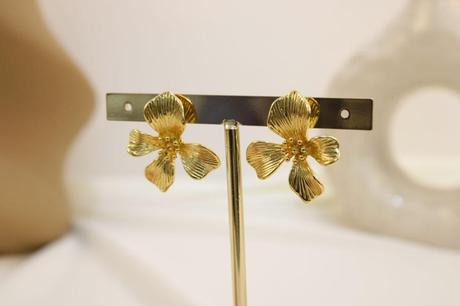 Arete De Flor Mediana De Cuatro Pétalos