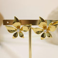 Arete De Flor Dorado Con Perlita Blanca En El Centro