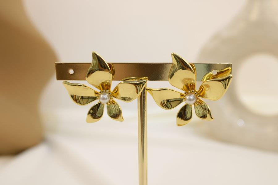 Arete De Flor Dorado Con Perlita Blanca En El Centro