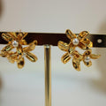 Arete De Flor Con Perlitas Blancas
