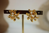Arete De Flor Con Perlitas Blancas