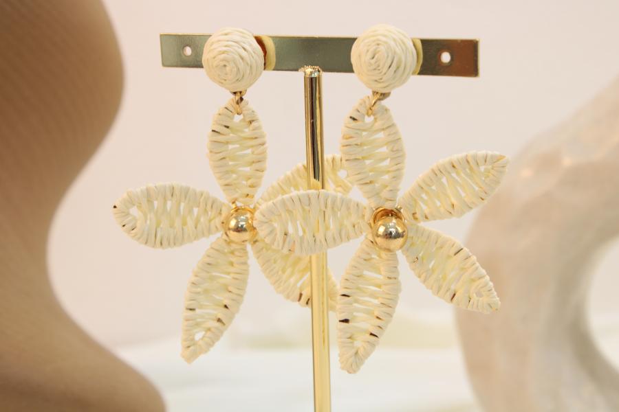 Arete tejido flor beige