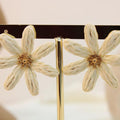 Arete tejido flor cafe