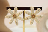 Arete tejido flor cafe