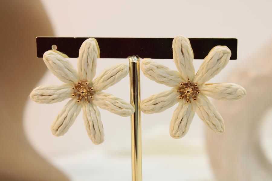 Arete tejido flor cafe