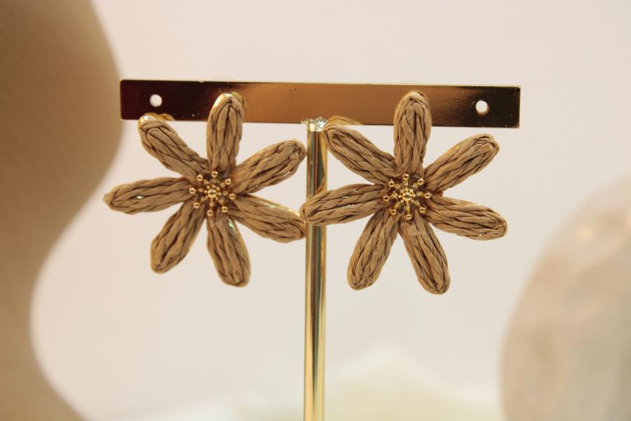 Arete tejido flor cafe