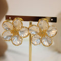 Arete flor blanca