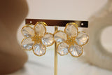 Arete flor blanca