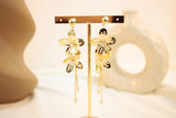 Arete largo doble flor dorado