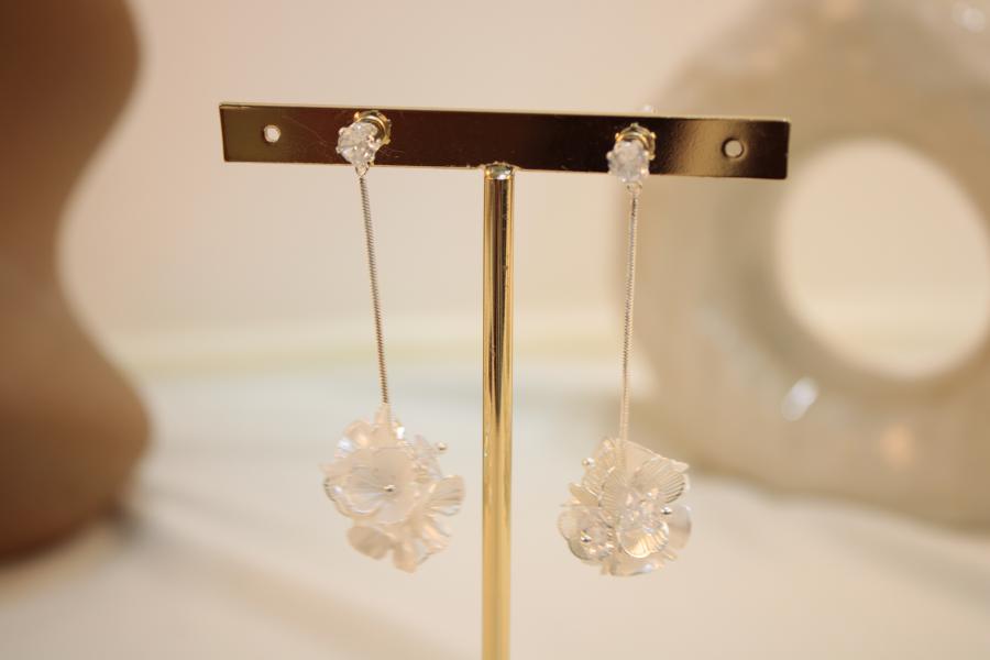 Arete flor colgante