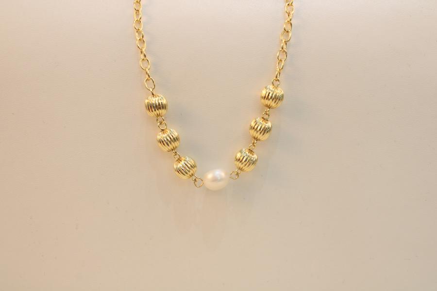 Cadena con perla en el centro blanca