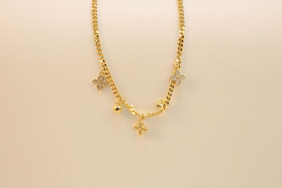 Cadena con 3 dije flor y dos de perla dorado