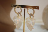 Arete circular con hojas blancas