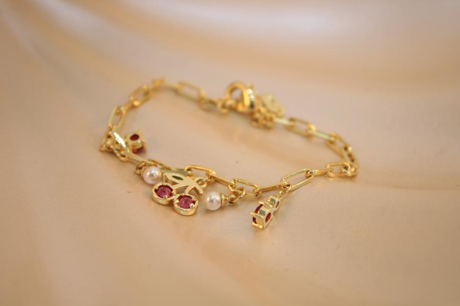 Pulsera con cereza y perlas