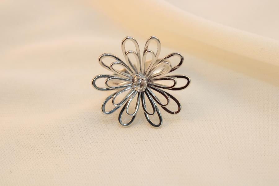 Anillo De Flor Con Zirconia En