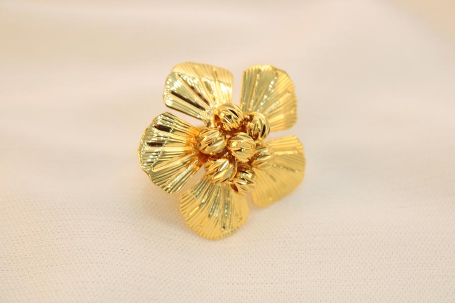 Anillo De Flor Con Perlas En El Centro