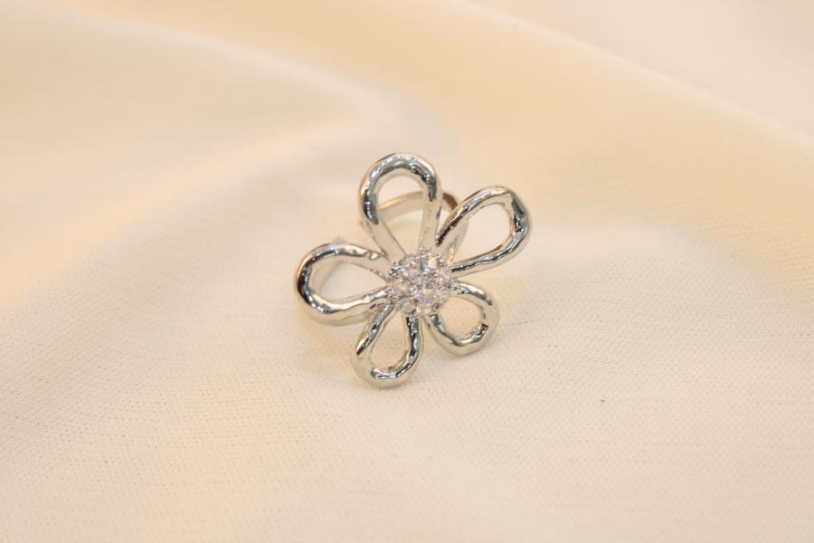 Anillo De Flor Con Zirconia
