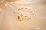Pulsera perlas doradas y blancas