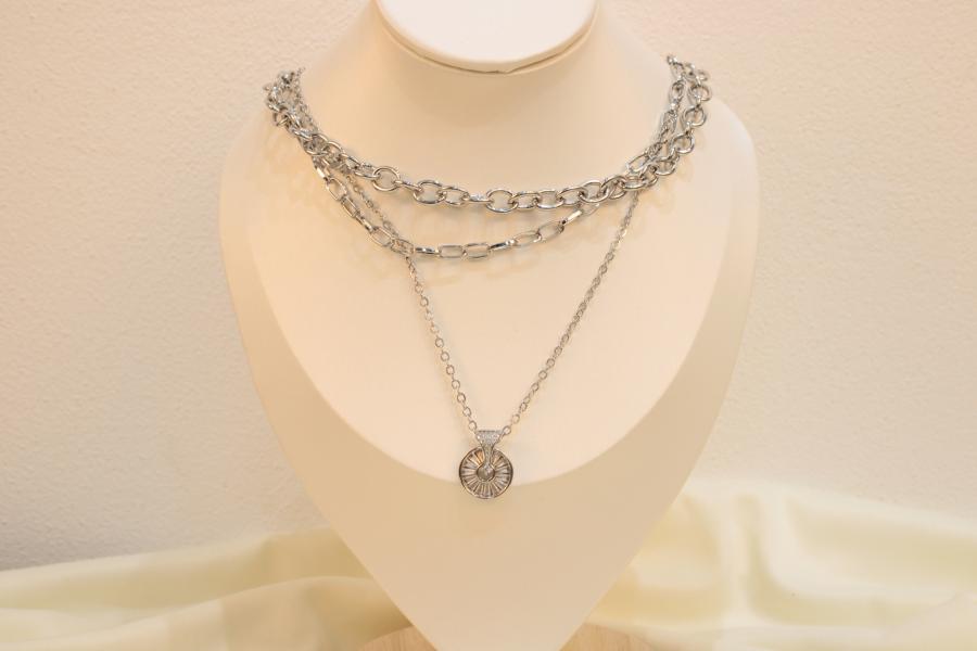 Cadena Triple Con Dije Circular De Zirconias