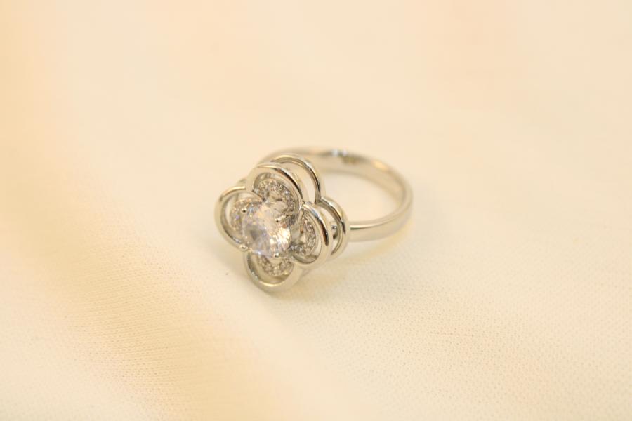 Anillo Antiestrés Trébol Con Zirconia